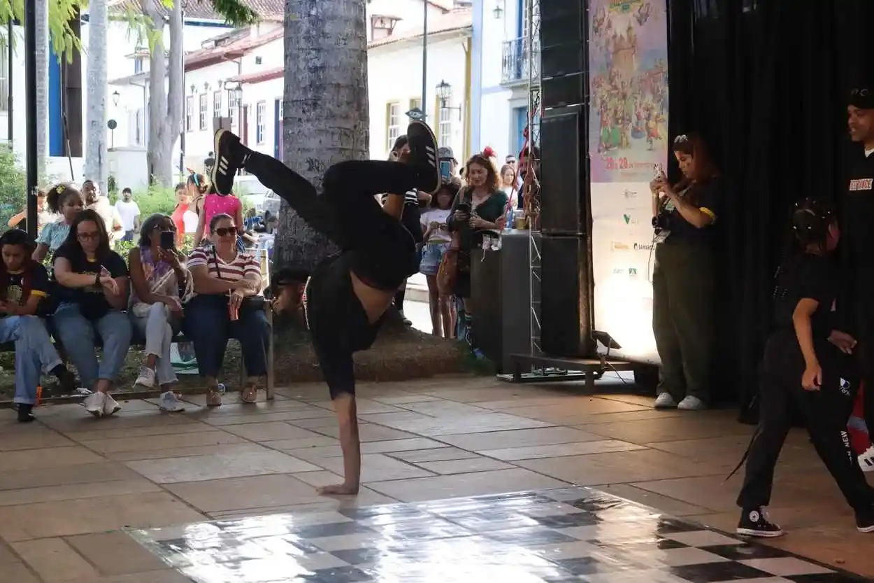 A apresentação dos grupos Flash Boys Crew e do Street Dance JS trouxeram muito ritmo para o Jardim, no Encontro Internacional de Palhaços