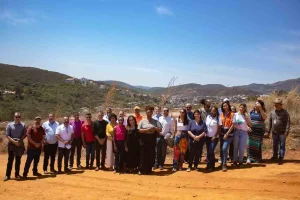 Várias pessoas participaram da visita ao terreno do hospital universitário