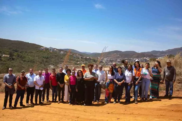 Várias pessoas participaram da visita ao terreno do hospital universitário