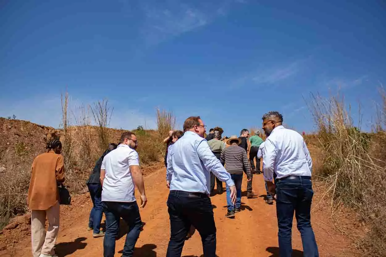 o povo subindo a ladeira pra conhecer o terreno do novo hospital