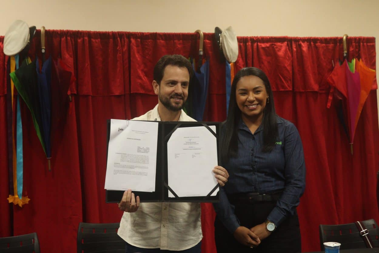 Juliano Duarte e Marina de Oliveira com o termo assinado