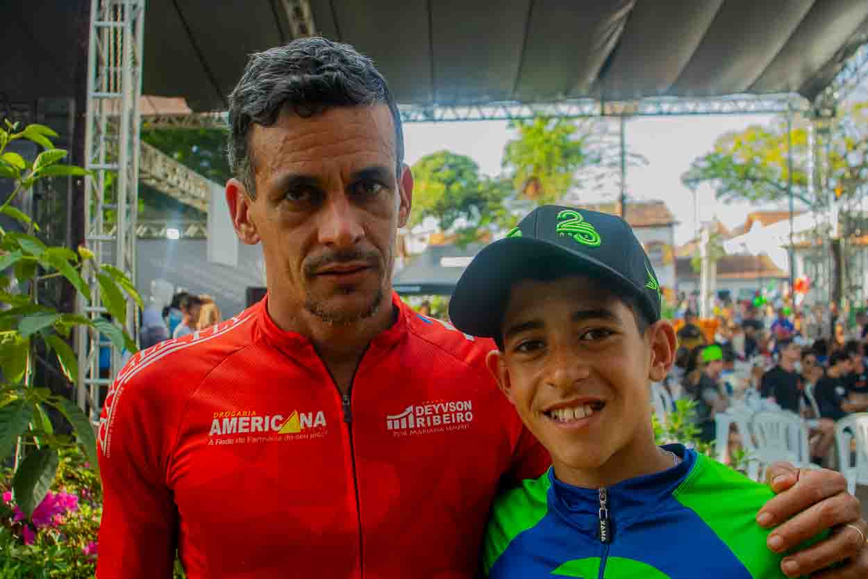 Fernando Aparecido Francisco e Luan, de Santa Rita Durão durante o Iron Biker