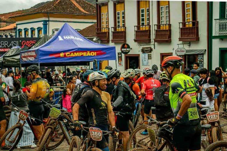 Ciclistas após a linha de chegada no Iron Biker
