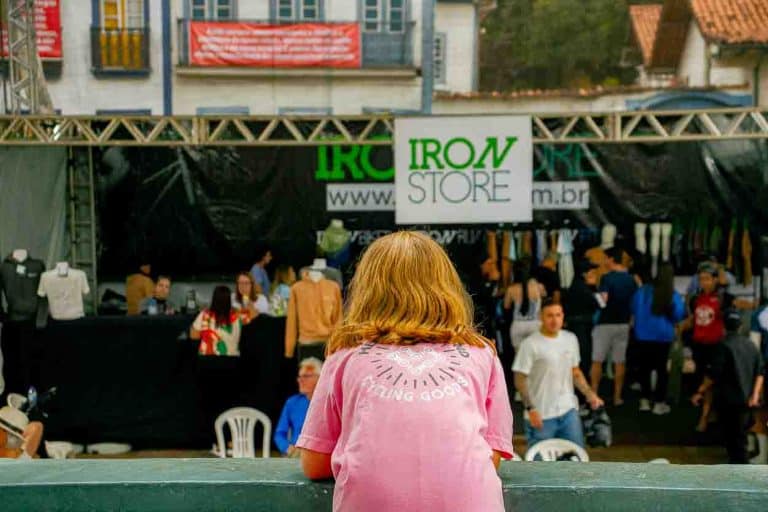 criança observa show do iron Biker