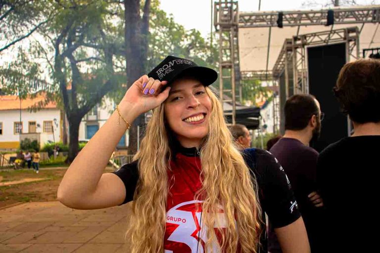 Mulher loira de boné no Iron Biker