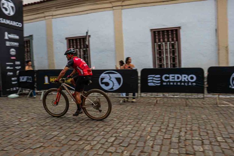 Ciclista perto da linha de chegada