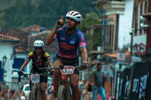 Ciclista se emociona com chegada árdua no Iron Biker Brasil
