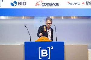 Romeu Zema (Novo), bate o martelo, ratificando o resultado do leilão de concessão da BR-356, vencido pelo Consórcio Rota de Liberdade