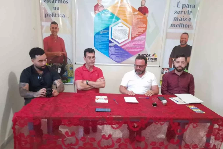 Acompanhados de assessores, deputados do PT receberam a imprensa regional na tarde dessa segunda-feira (29) – Foto: Luiz Loureiro/Agência Primaz