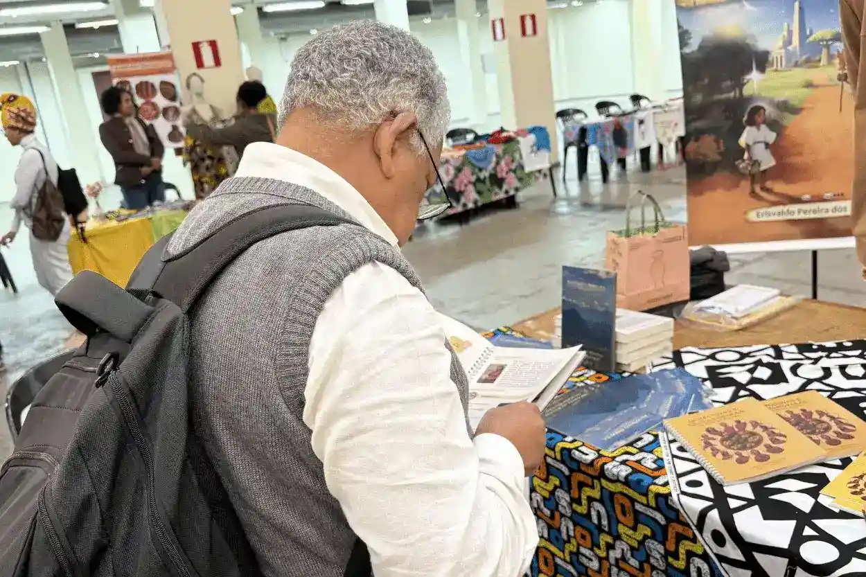 Os livros sobre Antônio Pereira foram distribuídos de forma gratuita e encantaram os participantes do congresso