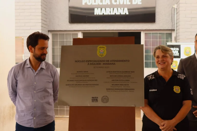 Prefeito Juliano Duarte e chefe adjunta da Polícia Civil de Minas Gerais, Rita de Cássia Januzzi, no descerramento da placa de inauguração do Núcleo de Atendimento à Mulher