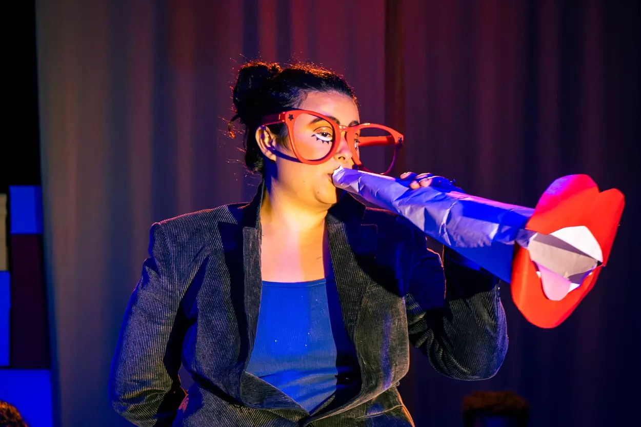 A atriz Krishna Bueno durante apresentação de seu TCC