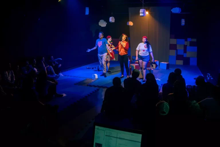 Foto da peça "Retalhos de Infância" sendo apresentada