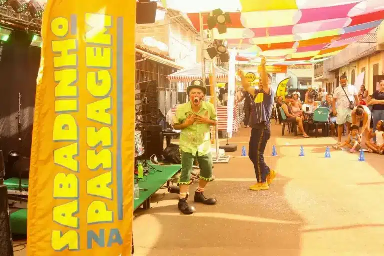 Palhaço Xinxin supreso enquanto palhaço Juaneto faz malabarismos com fogo no Sabadinho da Passagem.