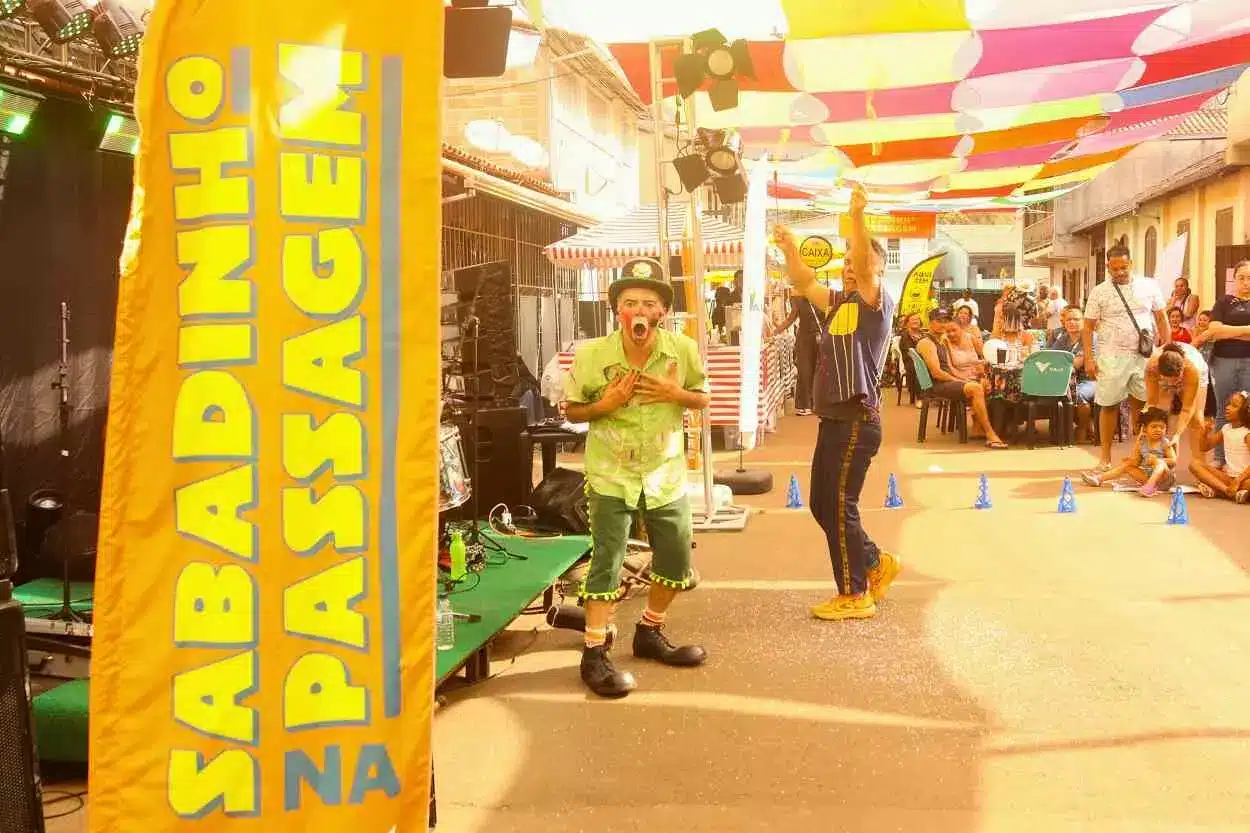 Palhaço Xinxin supreso enquanto palhaço Juaneto faz malabarismos com fogo no Sabadinho da Passagem.