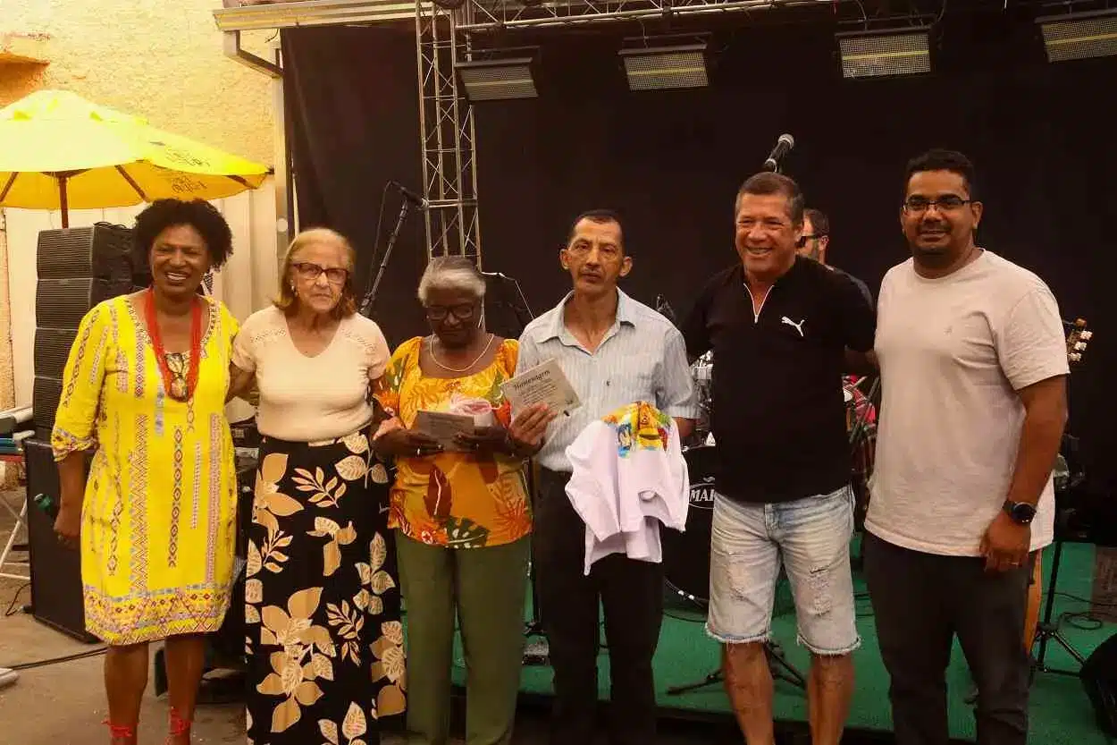 Moradores do Distrito Criativo recebendo as suas homenagens no Sabadinho na Passagem.