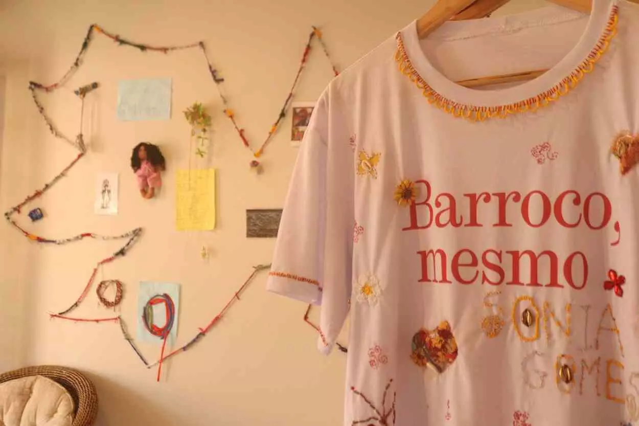 Camisa personalizada de Luana Brunely e produções das crianças, utilizadas na exposição Ser Barroca