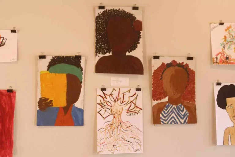 Desenho representativo da Galeria Gameleira e autorretratos de Mallu Caetano, Dani dos Anjos e Luana Brunely, pintados por Dani dos Anjos, presentes na exposição Ser Barroca