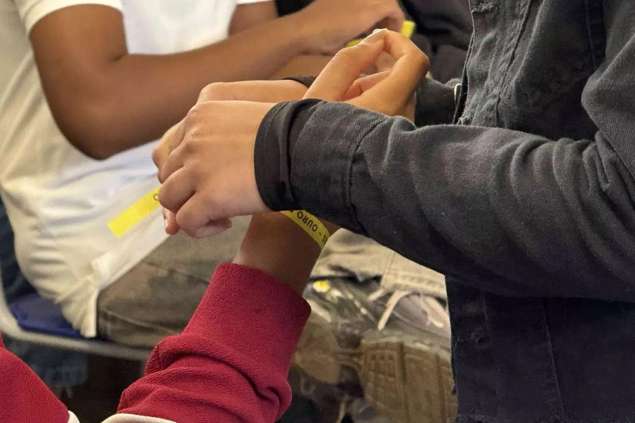 A fita amarela da dinâmica faz referência ao tema do ano do Setembro Amarelo, uma lembrança constante de que não estamos sozinhos