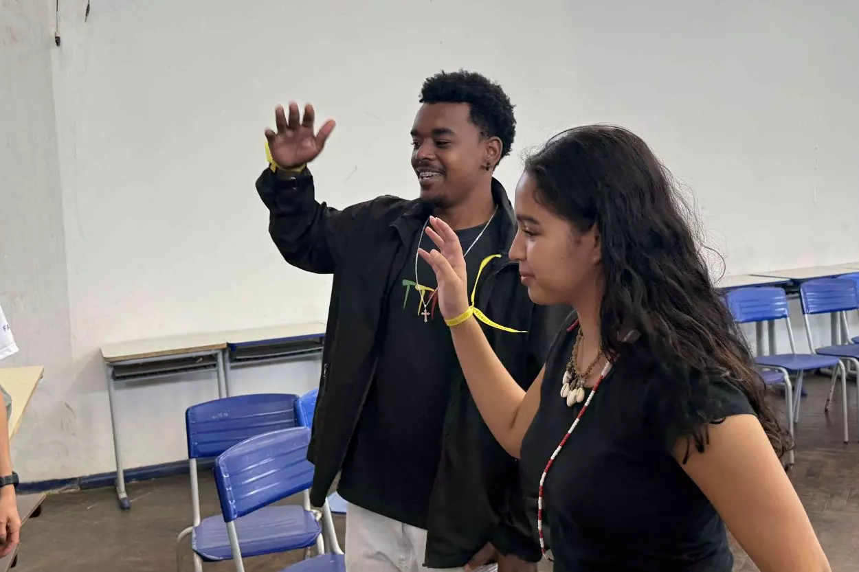 Bomblack (à esquerda) e Gaudêncio treinando para a batalha realizada na ação de saúde mental