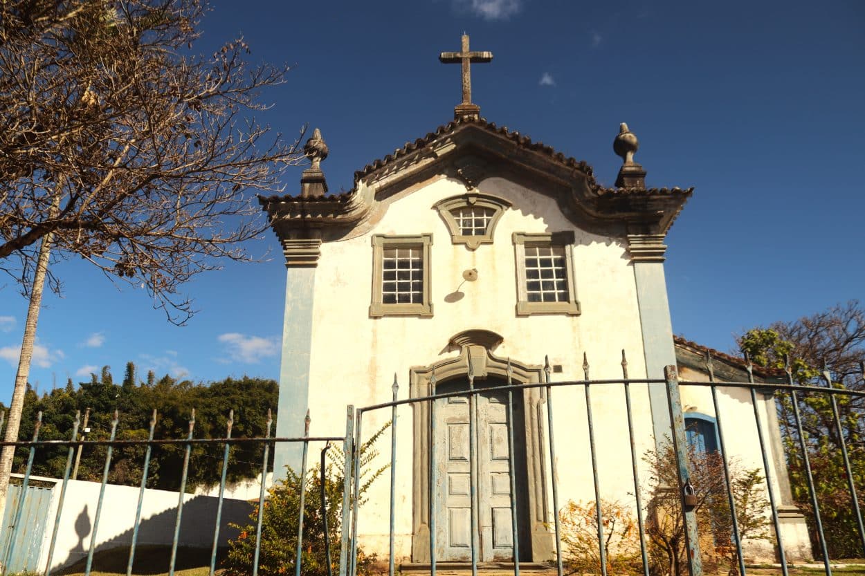 Na foto se vê a Capela de Santana fechada.