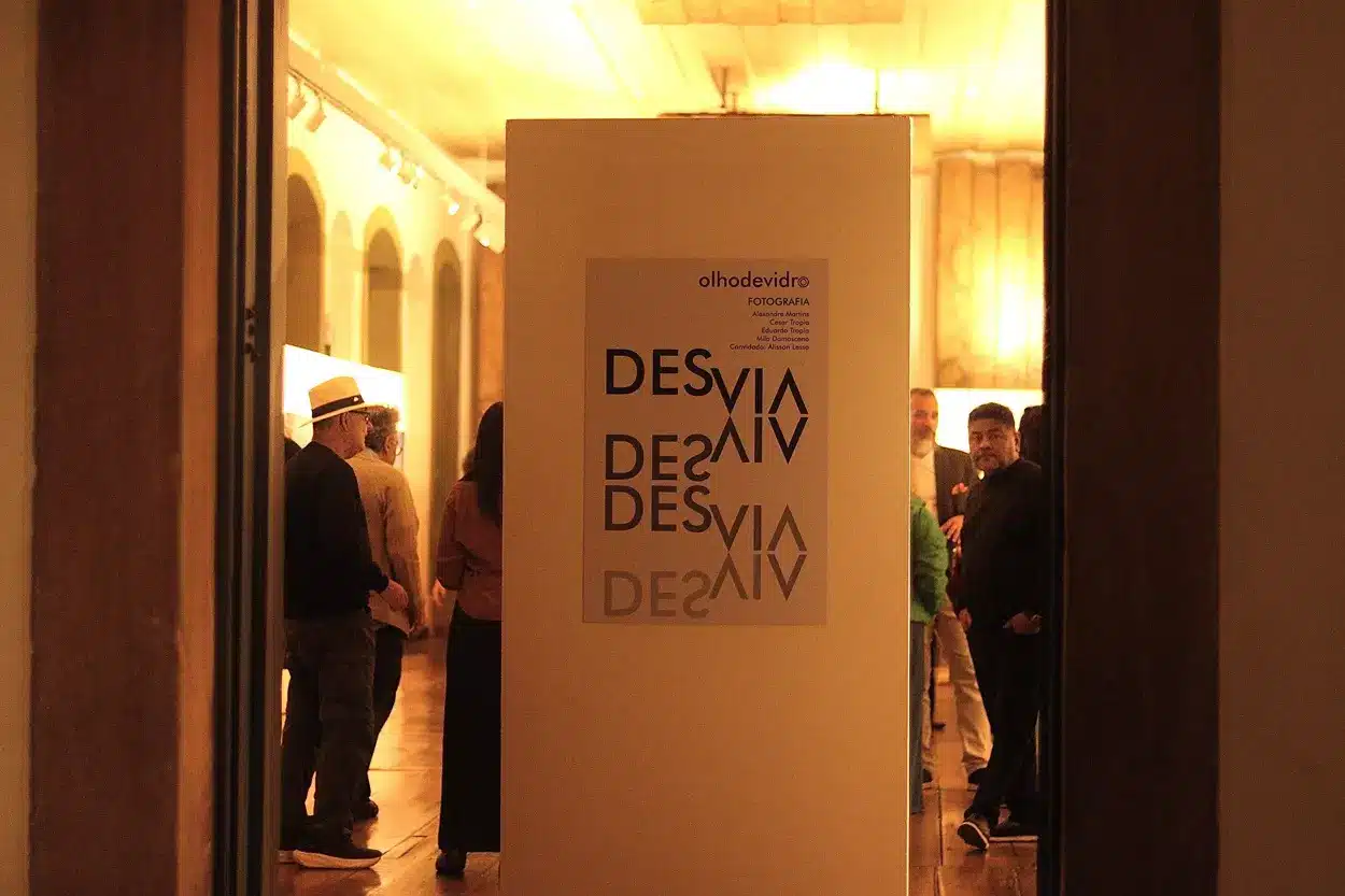 Vista externa da fachada da exposição Desvia, inserida no Museu Casa dos Contos, que ficará em cartaz até o dia 28 de setembro. - Foto: JOyce Campolina/Agência Primaz