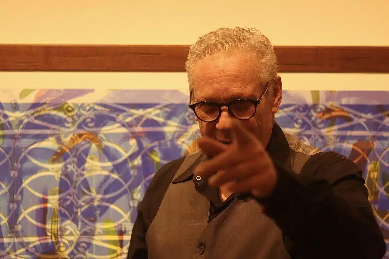 Eduardo Tropia, fotógrafo presente desde a criação do Coletivo em frente à sua obra na exposição DESVIA em Ouro Preto. - Foto: Joyce Campolina/Agência Primaz