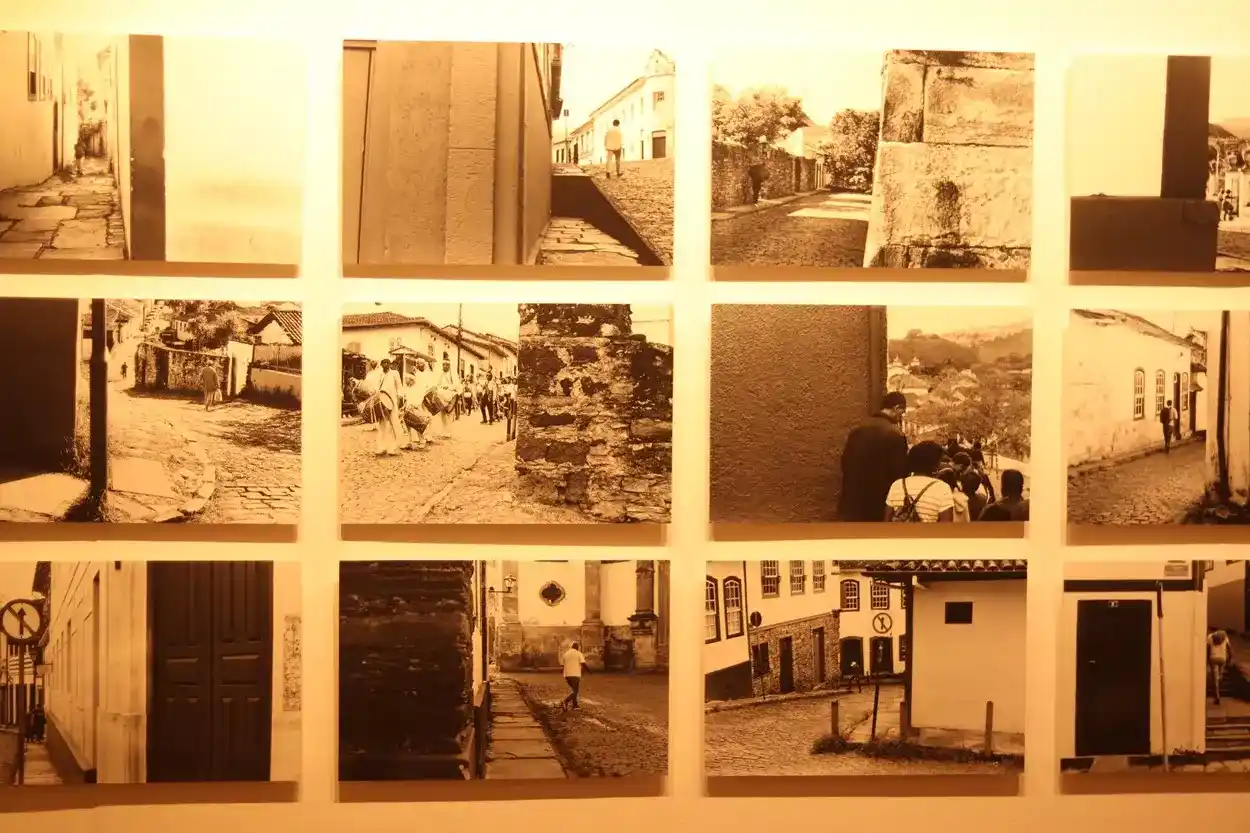Mosaico de fotografias analógicas em preto e branco que convidam o público à imergir na ideia do desviar, realizado pelo fotógrafo Alexandre Martins na exposição DESVIA na Casa dos Contos em Ouro Preto. - Foto: Joyce Campolina/Agência Primaz