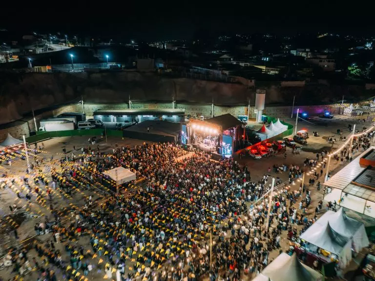 A Festa do Pastel de Angu conta com apresentações musicais e premiação em dinheiro para as vencedoras do concurso. A festa valoriza e incentiva a cultura local