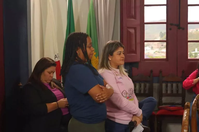 Agentes de saúde e endemias de Mariana protestam na câmara municipal