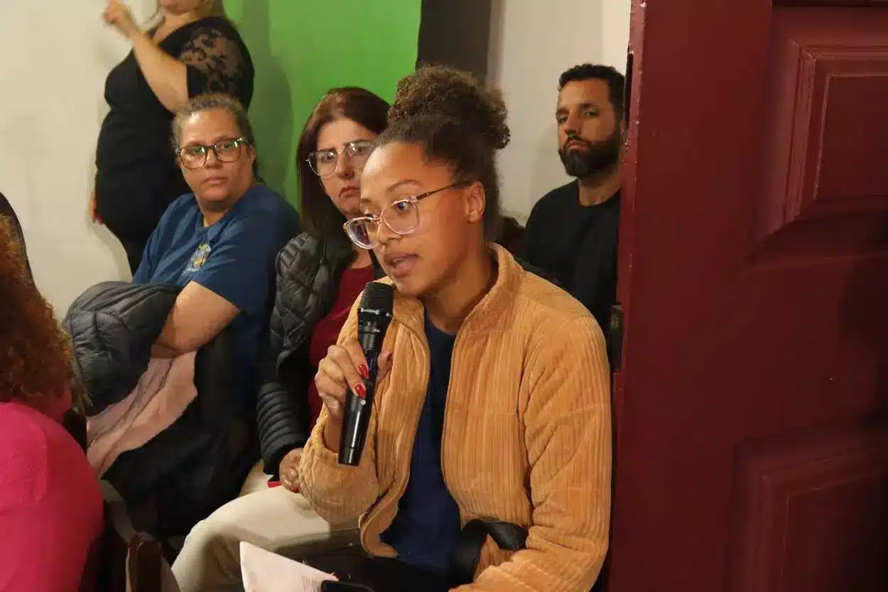 Helen Cristina, representante das agentes municipais de saúde e endemias fala na cãmara de Mariana