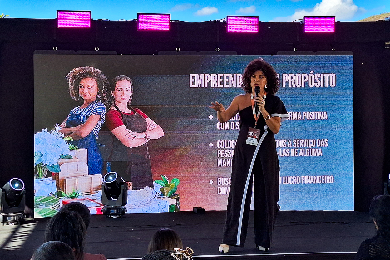 Simony Marnho conduz palestra durante evento Acolher para empreender.