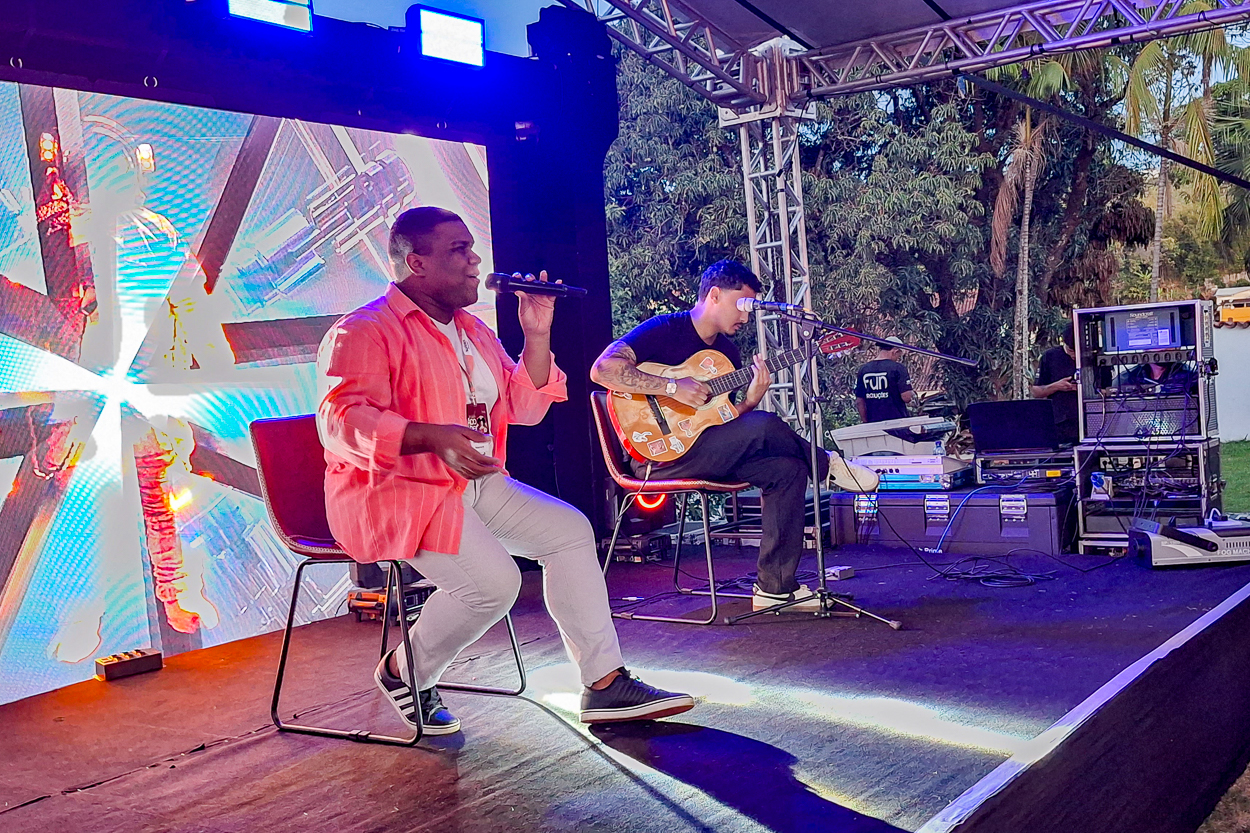 Wasington Reis encerra o evento Acolher para empreender com show musical.