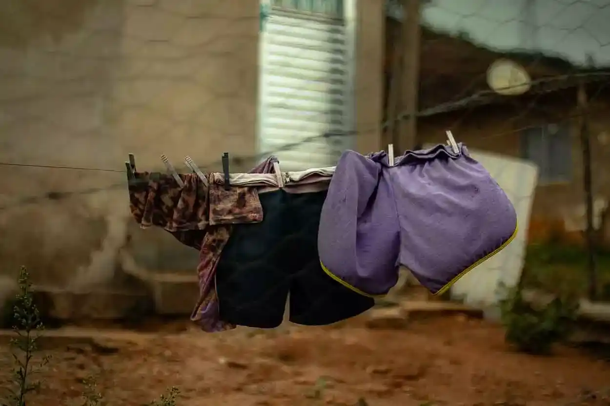 Roupas no varal na ocupação Vila Serrinha em Mariana