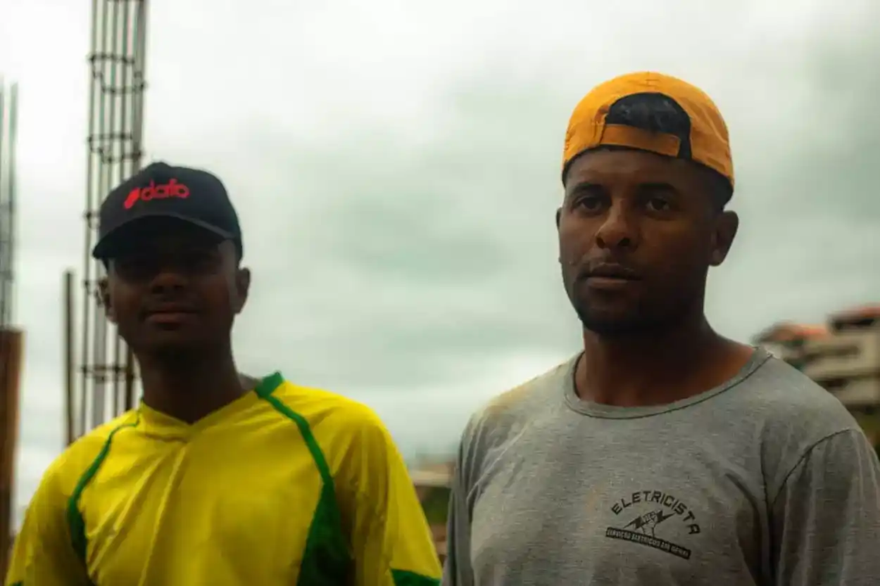 Pedreiros em construção na ocupação Vila Serrinha