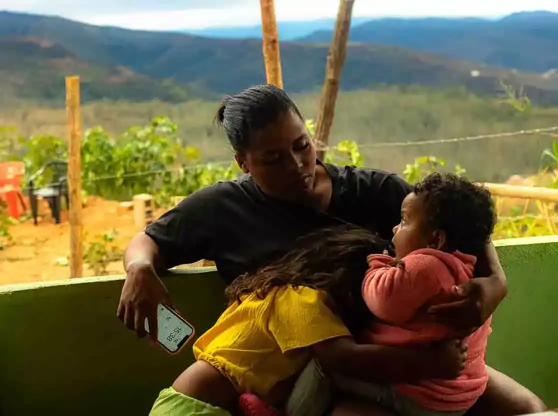 Mae com suas duas filhas na ocupação vila serrinha em mariana