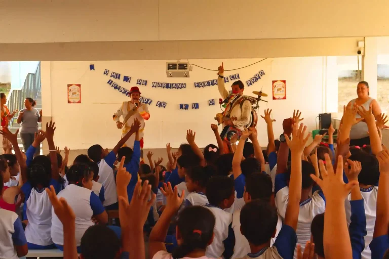 Palhaços do projeto Caixola Recicla nas escolas