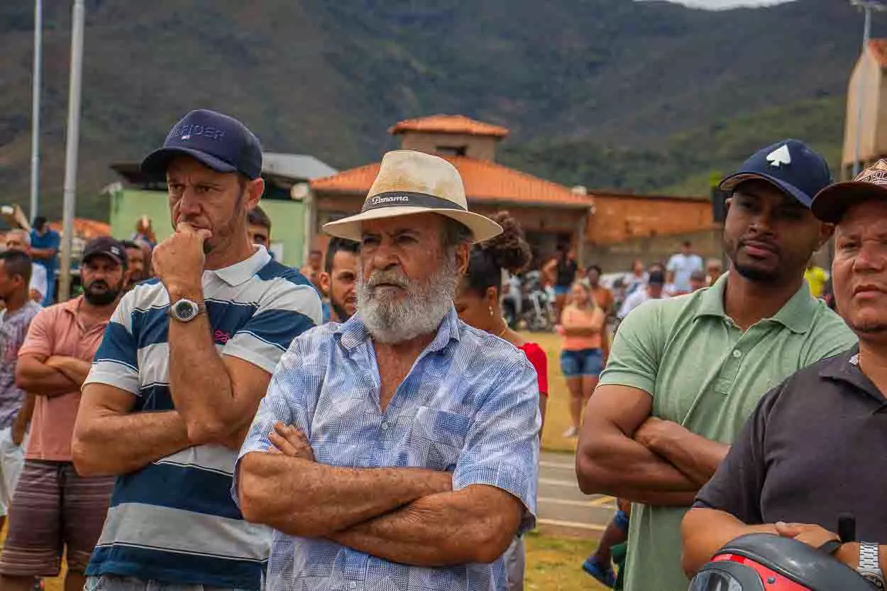 Homens em manifestação das ocupações em Mariana