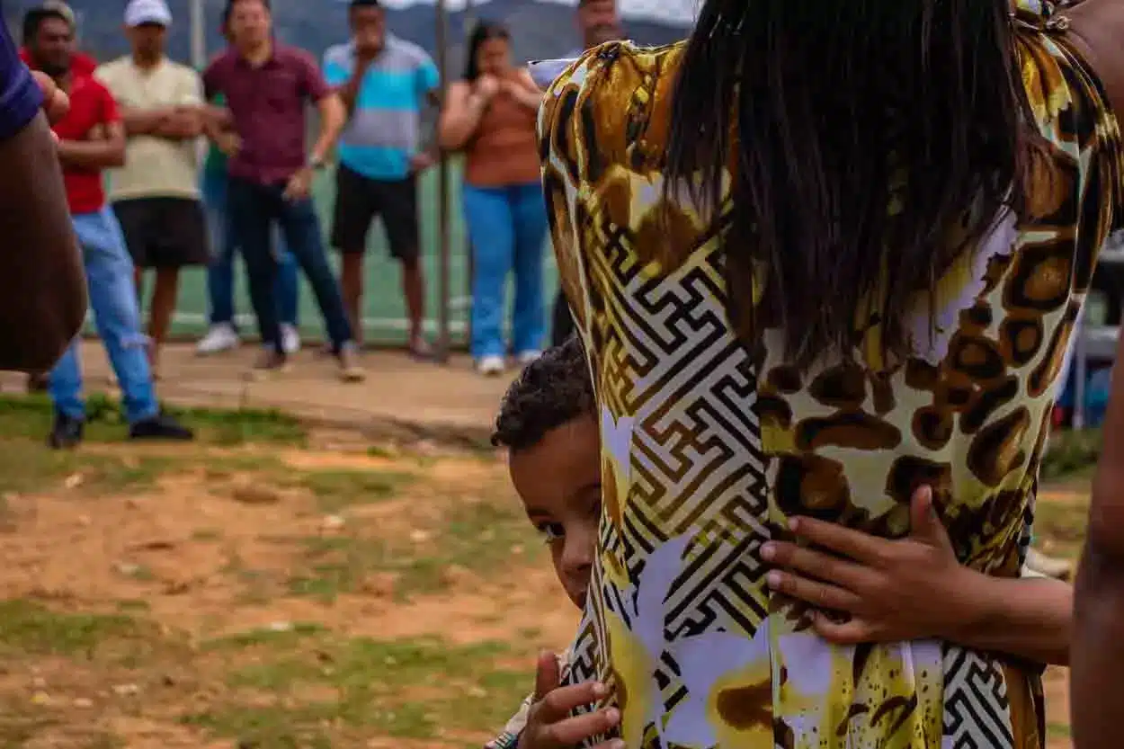 criança ao lado do pai na manifestação a favor do direito a morar nas ocupações