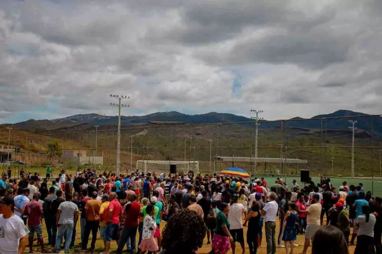 Moradores da ocupação se reuniem por direito a moradia na manifestação do cabanas