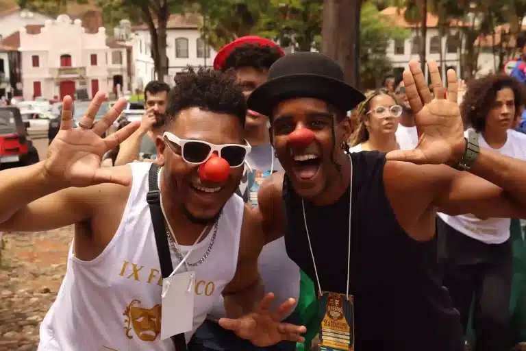 Cortejo do FESTECO deu um clima de carnaval fora de época