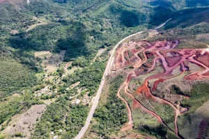 Imagem aérea mostra a comunidade de Botafogo e a Mina Patrimônio logo em frente