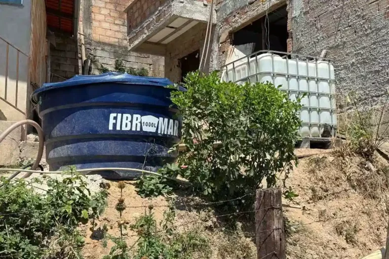 A água raramente cai na caixa, e quando cai não a enche completamente