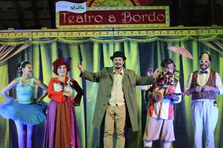 Artistas do Teatro a Bordo: Da esquerda para direita: bailarina, atriz, diretor, maestro e galã