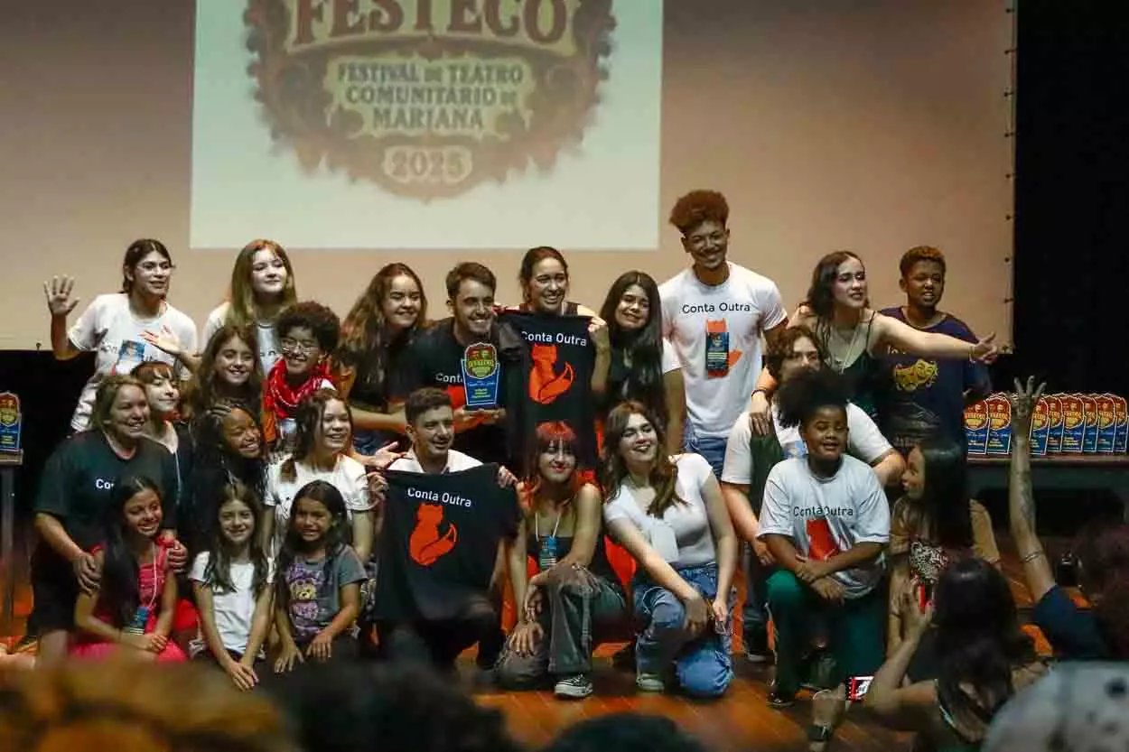 Grupo Conta outra posa para foto em encerramento do festival