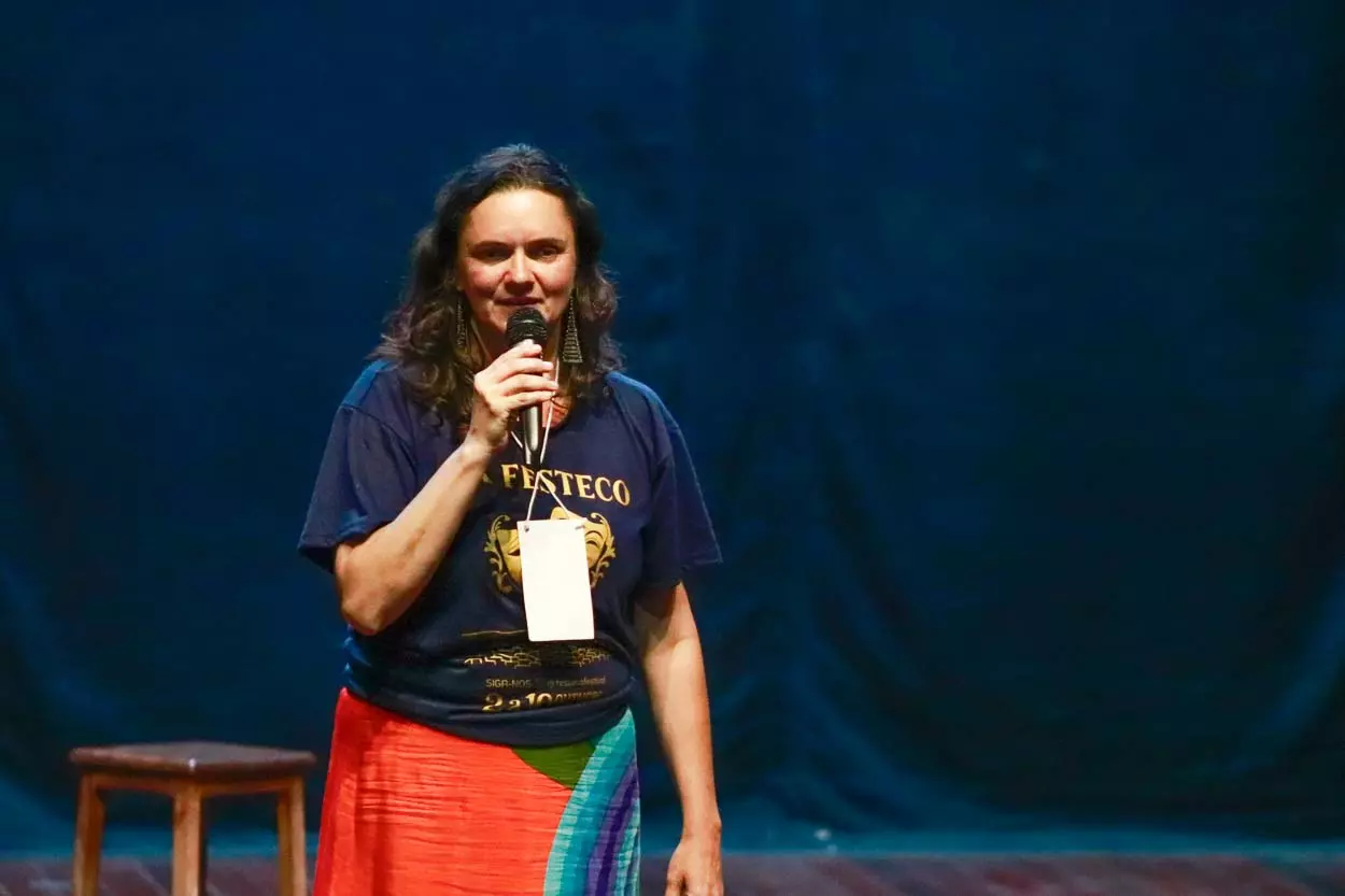 Juliana de Conti durante encerramento do FESTECO