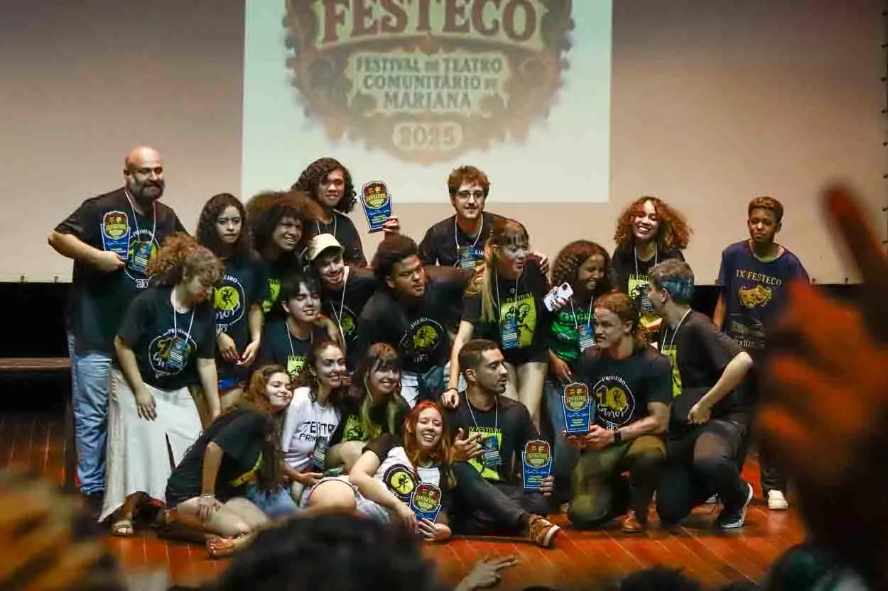 Grupo de Patos de Minas durante encerramnto do FESTECO