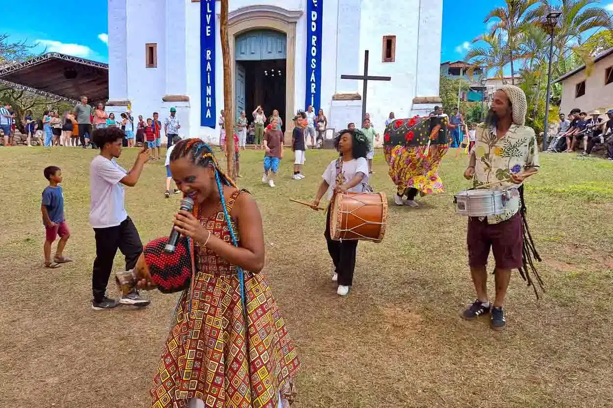 Cortejo do Baú Recontando e do Boi das flores durante 21º festival de cuzcuz de sumidouro