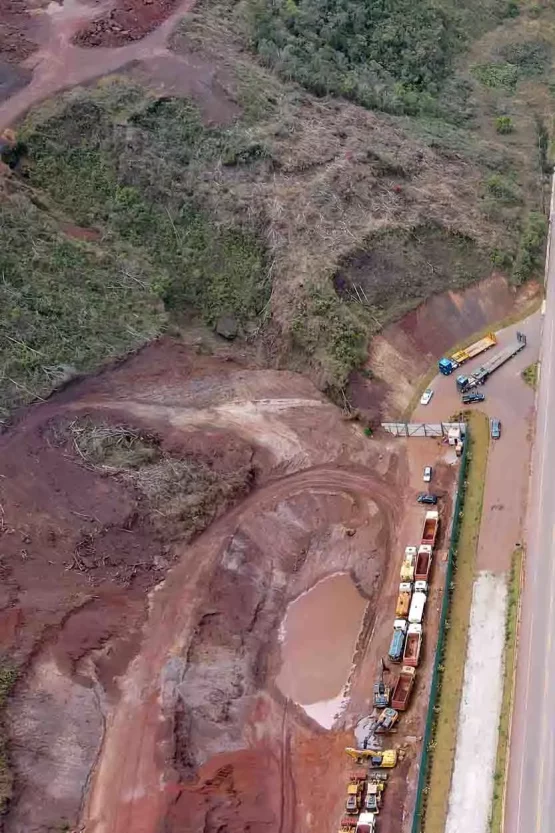 Imagem aérea da área da Patrimônio Mineração, com seus caminhões e máquinas