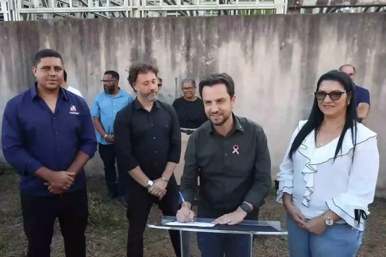 Sob aplausos dos moradores do bairro, documento da ordem de serviço da UBS Rosário é assinado